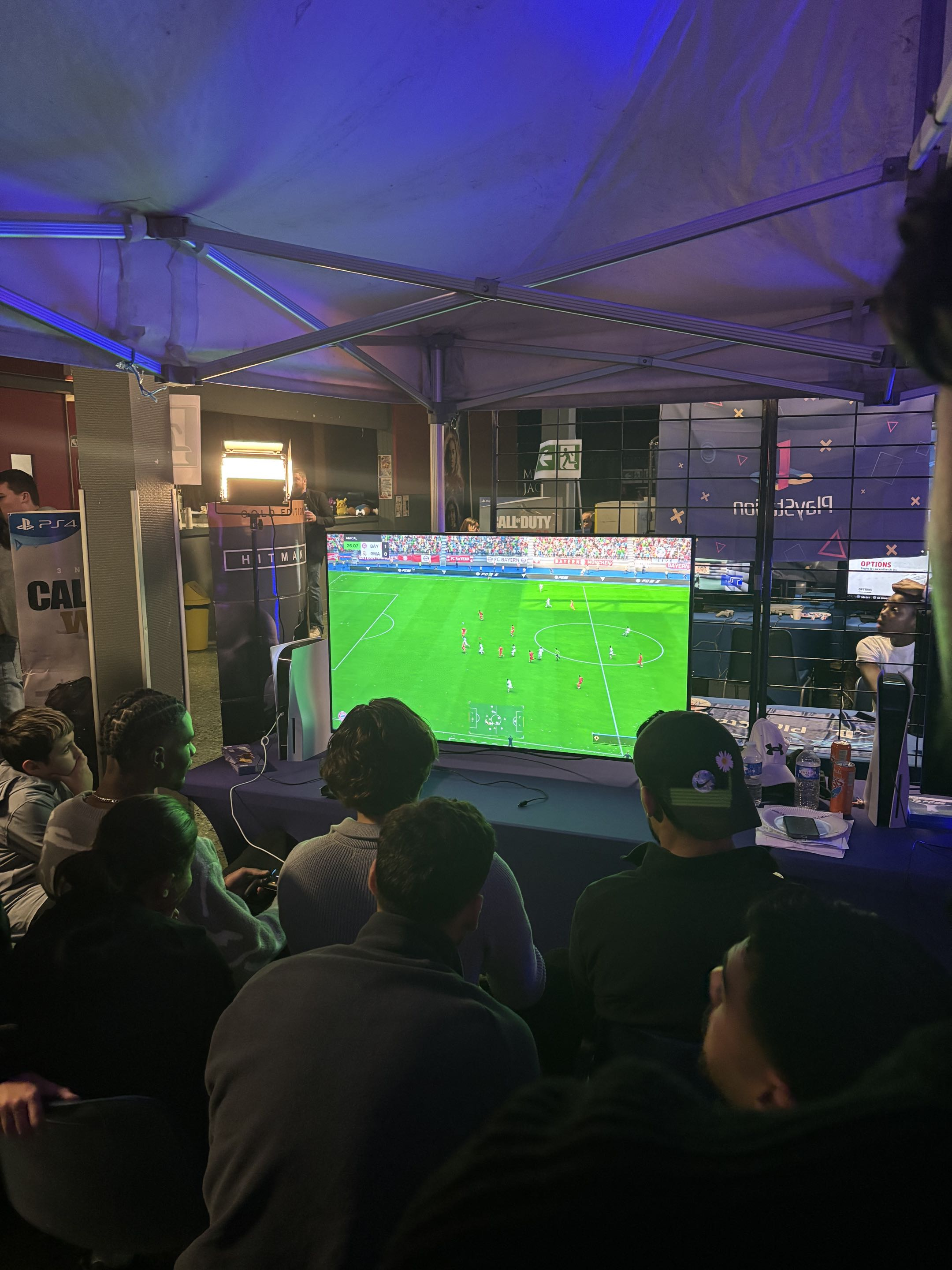 Public devant un match de jeu vidéo au salon