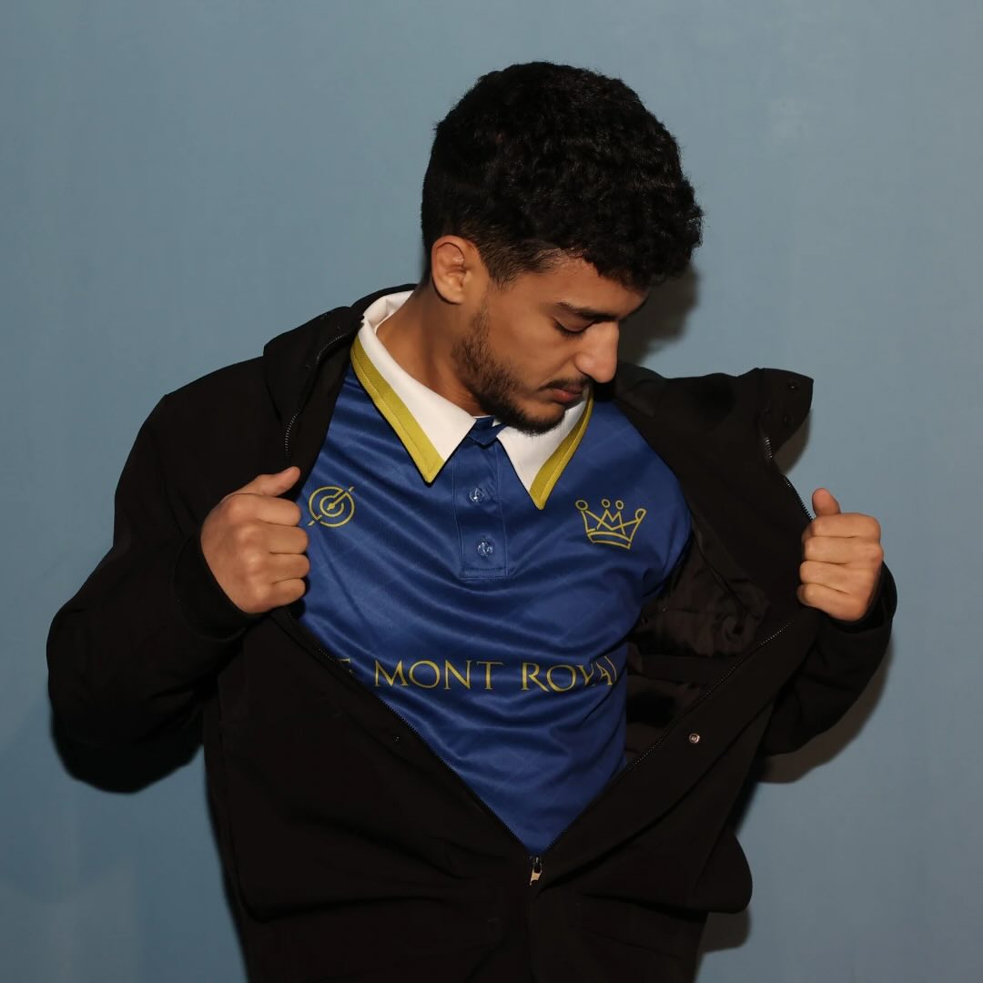 Un joueur présente son maillot lors de la deuxième édition